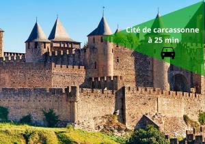 un gran castillo con torretas y un verde en Le Limouxin jungle Wifi, petit balcon *Oc Keys, en Limoux