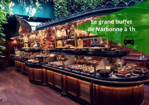 un restaurante con un buffet de comida a la vista en Le Limouxin jungle Wifi, petit balcon *Oc Keys, en Limoux