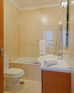 ナザレにあるAlojamento Santo António IIの洗面台、トイレ、浴槽を備えたバスルーム