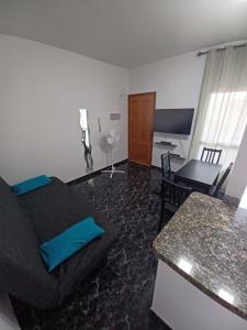 拉古納的住宿－APARTAMENTO C. LA VILLA TEO，客厅配有床和桌子