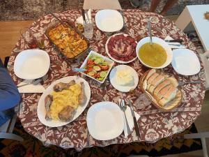 una mesa con platos de comida encima en Seosko domacinstvo Lelic Ristivojevic, en Valjevo