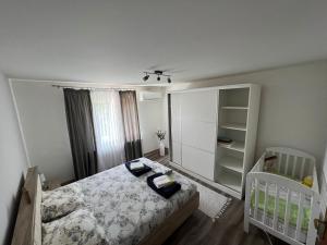 1 dormitorio con 1 cama y 1 cuna en Seosko domacinstvo Lelic Ristivojevic, en Valjevo