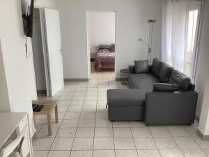 salon z kanapą i stołem w obiekcie T2 calme proche plage de Porcé w mieście Saint-Nazaire