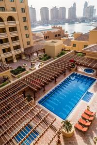 una vista panoramica su una piscina in un hotel di Sedra Arjaan by Rotana a Doha