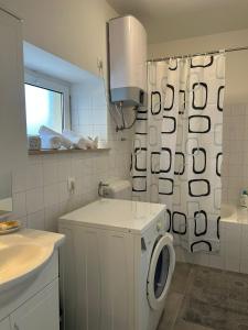 ein weißes Bad mit einer Waschmaschine in der Unterkunft Holiday house Misetic in Selca
