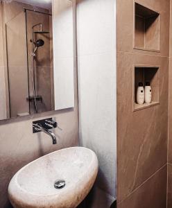 een badkamer met een wastafel en een douche bij Sapphire Riviera Residence in Adeje