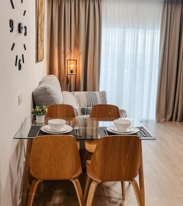 een woonkamer met een tafel en stoelen en een bank bij Sapphire Riviera Residence in Adeje
