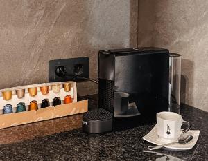 uma cafeteira e uma chávena de café num balcão em Sapphire Riviera Residence em Adeje