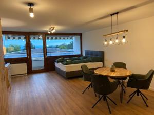 Posezení v ubytování Apartment Bergpanorama mit wunderschönem Alpenpanorama und Indoor-Pool + 7 fotografií