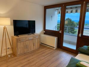 TV a/nebo společenská místnost v ubytování Apartment Bergpanorama mit wunderschönem Alpenpanorama und Indoor-Pool