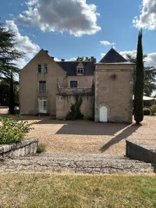 an old stone house with a large yard at Manoir Privatisé 15 Personnes 1H30 Paris Gare in Messas