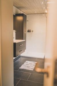 a bathroom with a shower and a sink at ‘t Vaerthuys in Dilsen-Stokkem