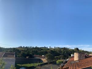 a view of a town with houses and trees at Hospedaria Canto do Vinhedo in Espirito Santo Do Pinhal