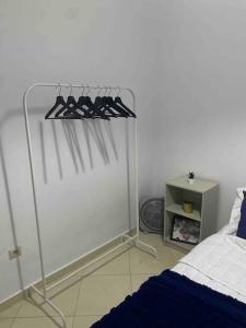 een kamer met een bed en een schoenenrek bij joy house +équipement de plage(chaises et parasol) in Martil