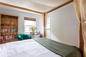 Letto o letti in una camera di Quirky Spacious House in the Heart of Hackney