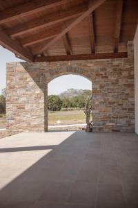 un arco in un edificio in pietra con un muro di pietra di BORGO DEL FRANCO a Castellabate