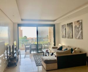 西迪布克纳德尔Prestigia plage des nations , OCEAN VIEW的带沙发和桌子的客厅