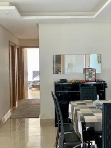 西迪布克纳德尔Prestigia plage des nations , OCEAN VIEW的配有桌椅的厨房和餐厅