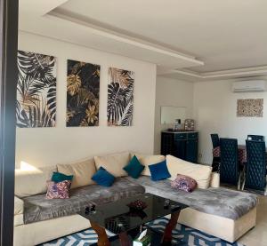 西迪布克纳德尔Prestigia plage des nations , OCEAN VIEW的带沙发和桌子的客厅