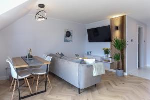 een woonkamer met een bank en een tafel bij Luxurious City Centre Apartment in Perth