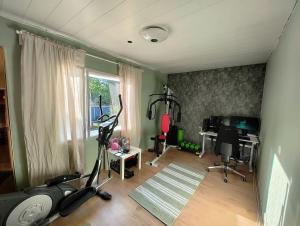 een kamer met een fitnessruimte met fitnessapparatuur. bij Omakotitalo rauhallisella alueella in Rauma