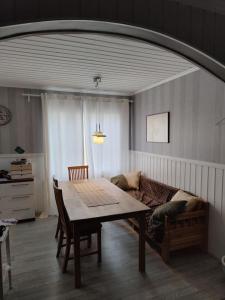 een woonkamer met een tafel en een bank bij Omakotitalo rauhallisella alueella in Rauma