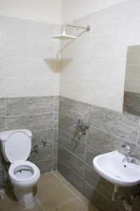un baño con inodoro y lavabo en cairo view hotel, en El Cairo