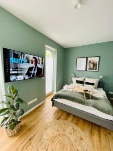 TV a/nebo společenská místnost v ubytování Feriendomizil Möhne mit Seeblick und Sauna + 21 fotografií