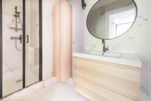 y baño con lavabo y espejo. en Appartement 2 pièces 4 couchages tout confort, en Neuilly-sur-Seine