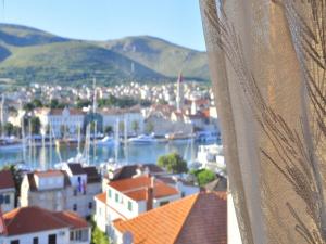 - une vue depuis la fenêtre d'une ville avec un port dans l'établissement Villa Bakica, à Trogir