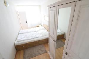 クックスハーフェンにあるFrische-Brise-12-03の小さな部屋(ベッド1台、鏡付)