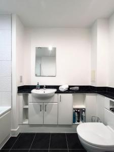Koupelna v ubytování Venice Court London 2Bedroom Apartment