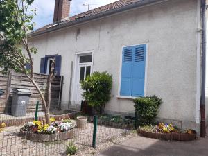a house with flowers in front of it at T2 4p ste Savine proche centre Troyes in Sainte-Savine