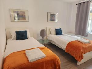 Postel nebo postele na pokoji v ubytování Paradigm Court, Modern 2-Bedroom Apartment F2, Oxford