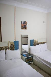um quarto com duas camas e um espelho em cairo view hotel em Cairo