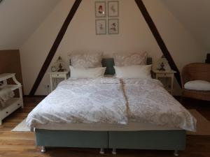 Postel nebo postele na pokoji v ubytování Romantisches Rosencottage