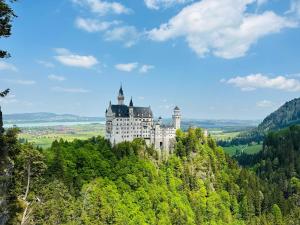 un castillo en la cima de una montaña en Chalet Schwarz, en Berwang