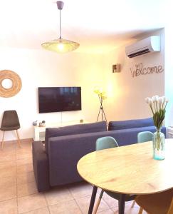 TV/trung tâm giải trí tại Appartement central maison Marceau