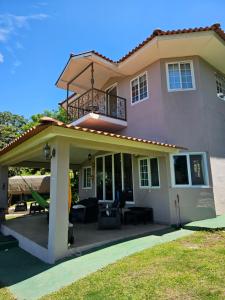 una casa con patio e tetto di Casa Neblinas a San Carlos
