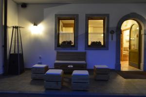 una stanza con pareti e sgabelli blu e una porta di Hotel Garnì Sant'Antonio con Spa a Madonna di Campiglio