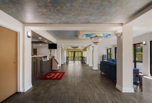 un pasillo con una pintura en el techo en Econo Lodge Inn & Suites, en Diamondhead