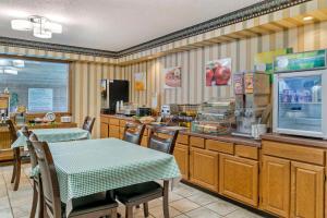 a fast food restaurant with a table and a counter at Quality Inn in Saint Ignace