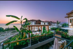 un resort con giardino e oceano sullo sfondo di 6 ROOMS BY AZUMARE a Side
