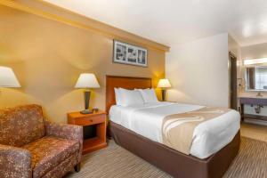 A bed or beds in a room at Quality Inn Hamilton Bitterroot Valley