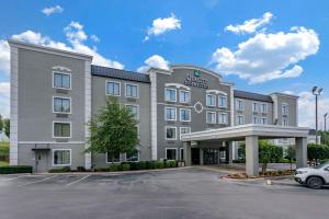 un hotel con un coche aparcado en un aparcamiento en Quality Inn & Suites, en Chattanooga