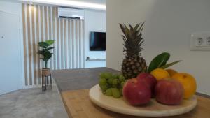 um prato de fruta sentado numa mesa em Apartments L-A-M em Podstrana