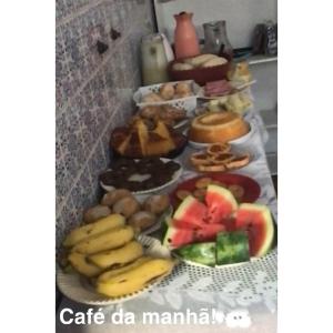 a table filled with different types of fruits and vegetables at Pousada Luar da Canastra in Piauí