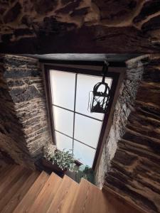 una ventana en una pared de ladrillo con una luz en El Rincón del Val, 