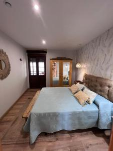 a bedroom with a large bed in a room at El Rincón del Val 