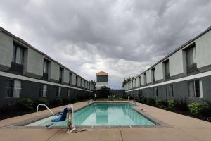 - une piscine au milieu d'un bâtiment dans l'établissement Clarion Inn Salt Lake City Airport, à Salt Lake City